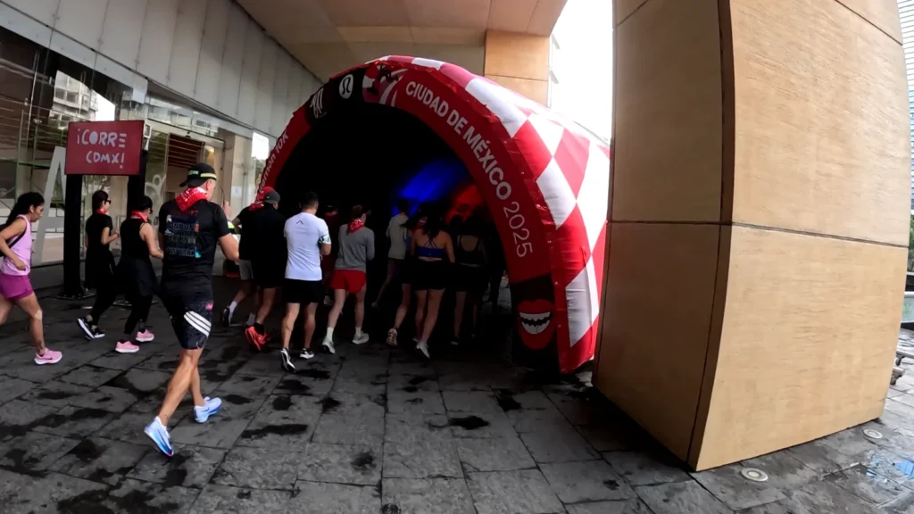 Tunel de niebla Lululemon Shakeout Run 2025 CDMX